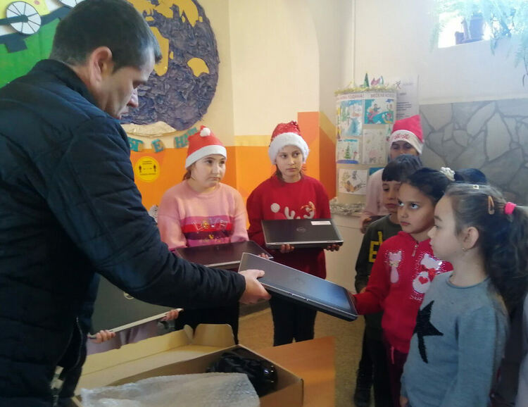 Училището в Конуш получи дарение от 10 лаптопа 