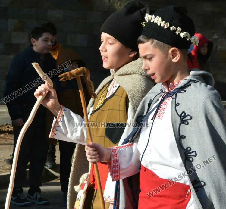 В училище „Св. Иван Рилски“ пазят коледните традиции