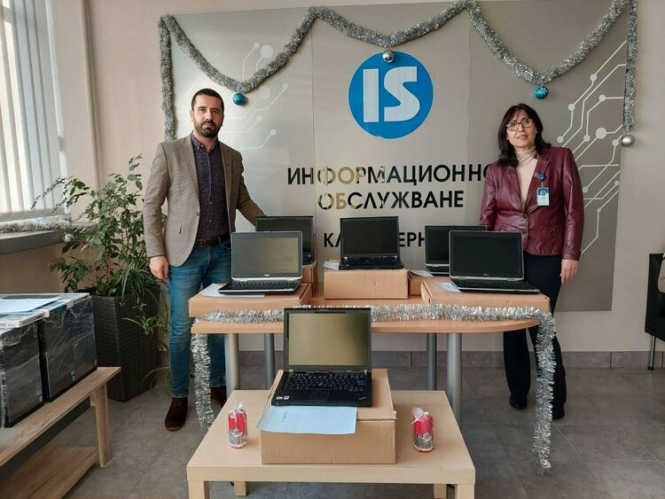 „Информационно обслужване“ АД дари 30 преносими и настолни компютри на 10 училища в Община Перник