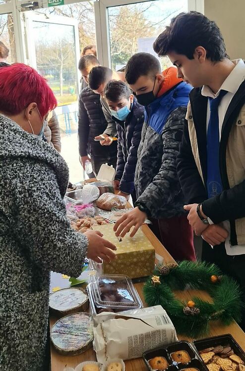 Благотворителен базар в Царската гимназия събра пари за „Българската Коледа“