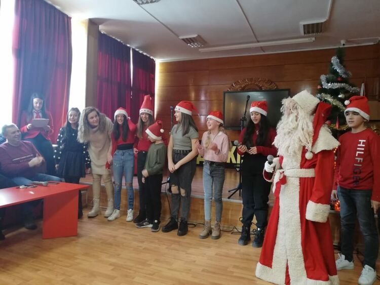 "Славейков" зарадва децата си с книги и концерт