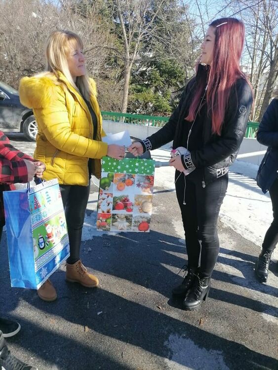 Ученици от Езиковата гимназия зарадваха за Коледа две деца от Момчиловци