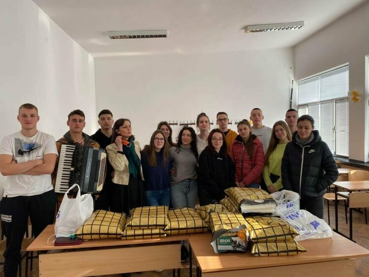 Благотворителна акция на СУ "Антим I" в Златоград за местната болница и хосписа в Неделино