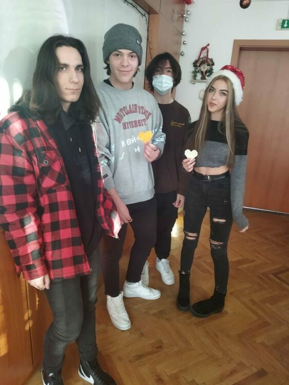 Ученици от Езиковата гимназия зарадваха за Коледа две деца от Момчиловци