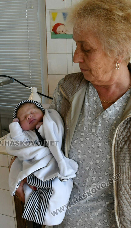 Две бебета проплакаха в Хасково на Рождество Христово, чака се и трето