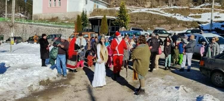 Дядо Коледа раздаде подаръци на малки и големи в с. Полковник Серафимово