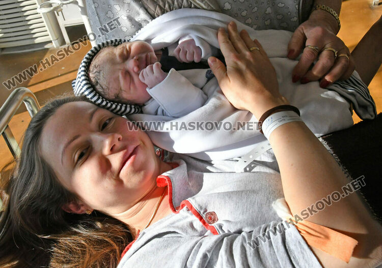 Две бебета проплакаха в Хасково на Рождество Христово, чака се и трето
