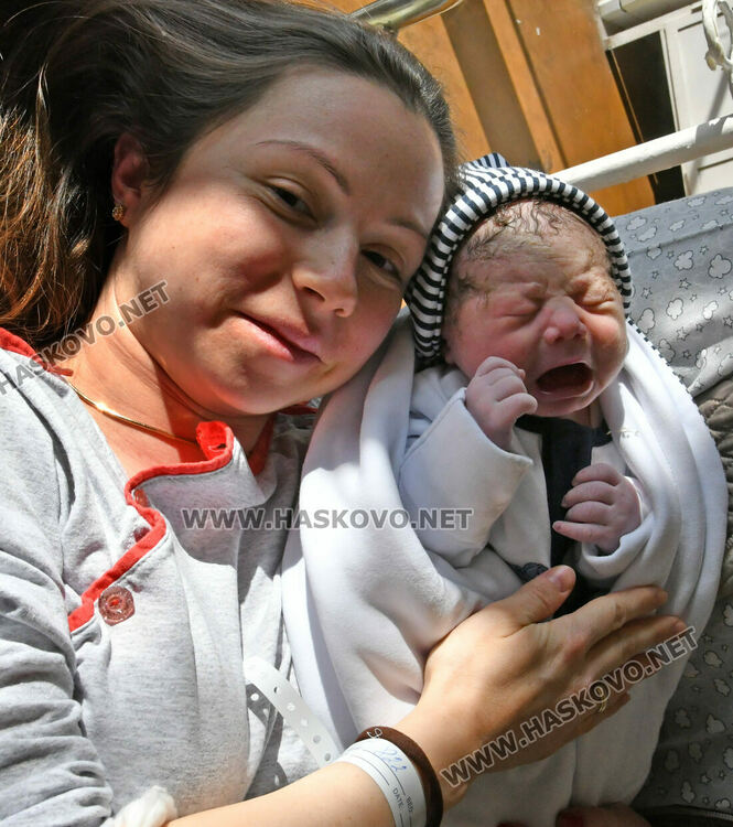 Две бебета проплакаха в Хасково на Рождество Христово, чака се и трето