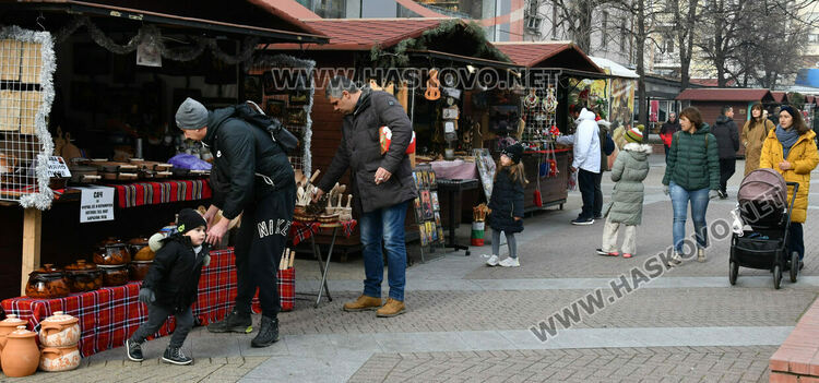 Оживление на базара в центъра на Хасково във втория ден на Коледа