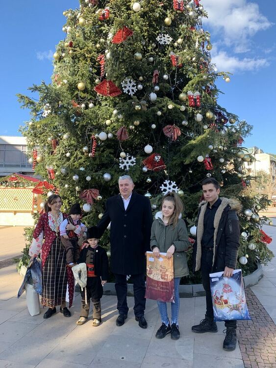 Областният управител Стефан Сабрутев награди победители от  конкурса &bdquo;Аз раста патриот&ldquo;.  