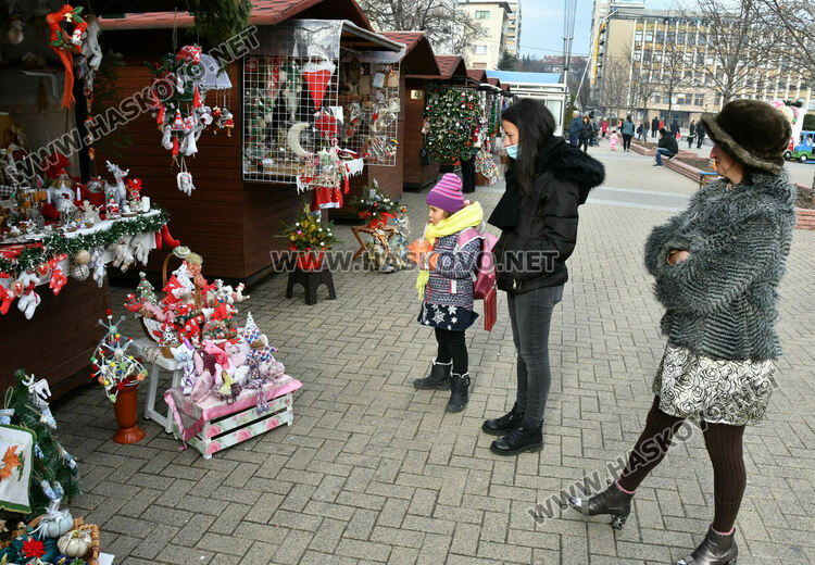 Оживление на базара в центъра на Хасково във втория ден на Коледа