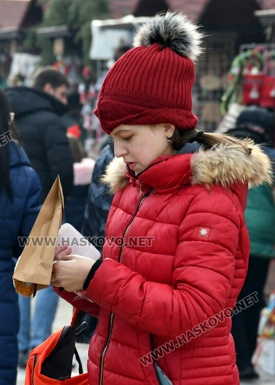 Оживление на базара в центъра на Хасково във втория ден на Коледа