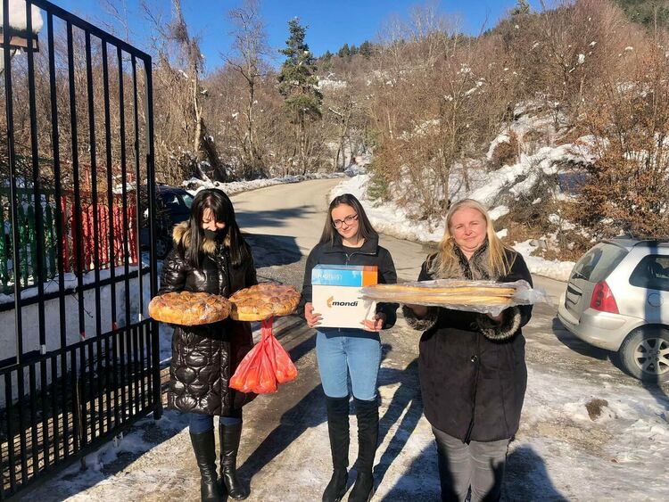 За пример! Вълна от детски дарения зарадваха старите хора във Фатово/галерия/