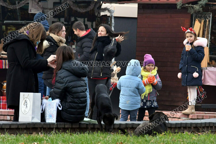 Оживление на базара в центъра на Хасково във втория ден на Коледа