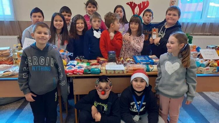 За пример! Вълна от детски дарения зарадваха старите хора във Фатово/галерия/