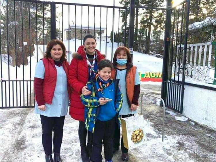 За пример! Вълна от детски дарения зарадваха старите хора във Фатово/галерия/