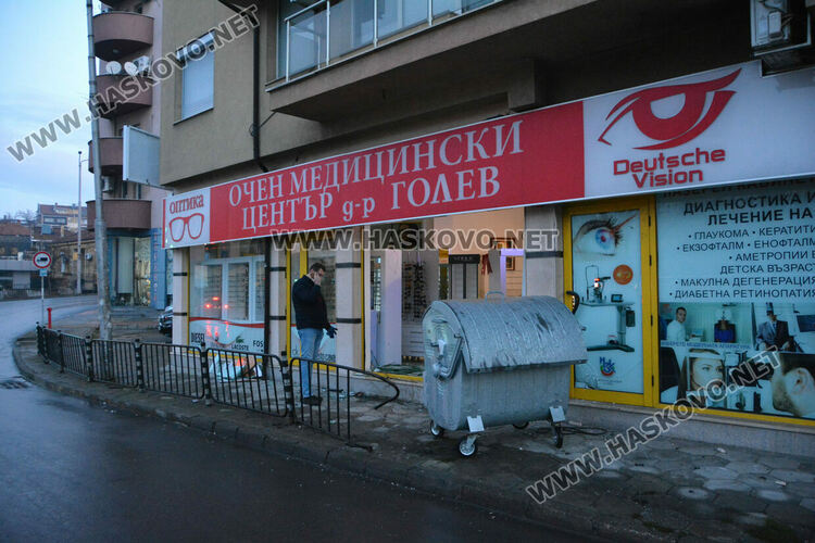 Пежо се заби в Очен медицински център в Хасково