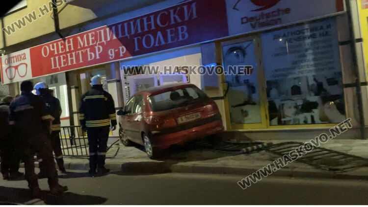 Пежо се заби в Очен медицински център в Хасково