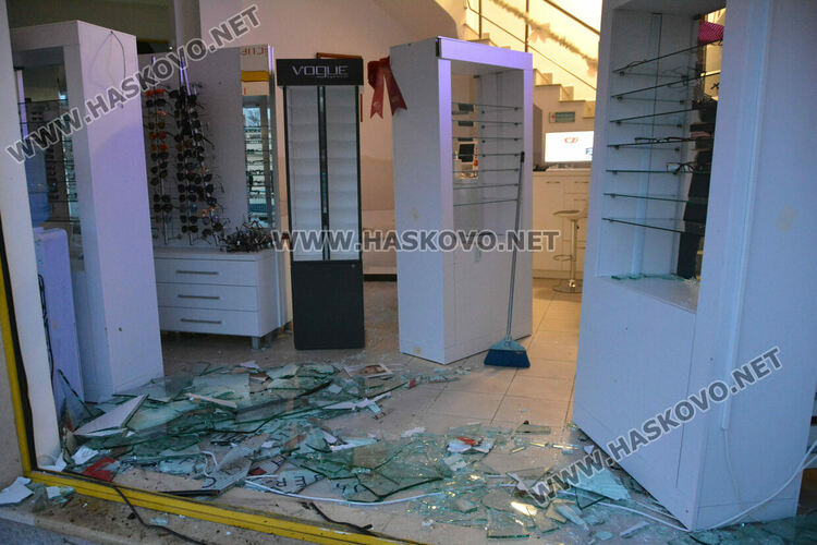 Пежо се заби в Очен медицински център в Хасково