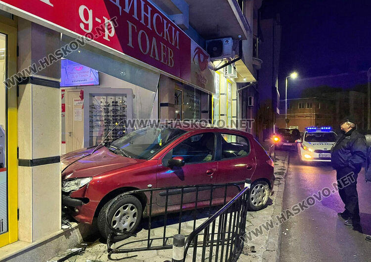 Пежо се заби в Очен медицински център в Хасково