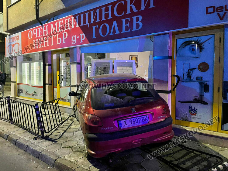 Пежо се заби в Очен медицински център в Хасково