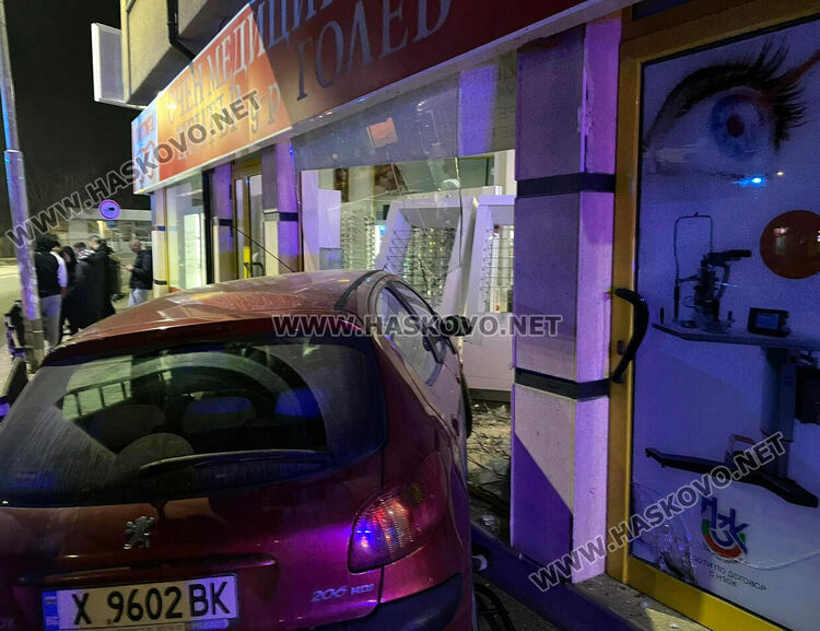 Пежо се заби в Очен медицински център в Хасково