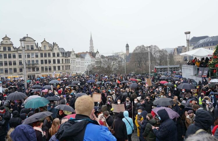 Хиляди протестираха в Брюксел срещу затварянето на концертни зали, кина и театри