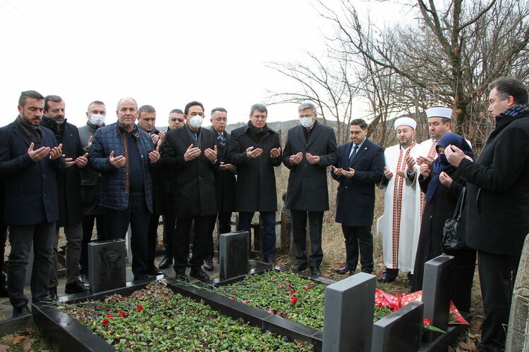 Мустафа Карадайъ се поклони на гроба на Тюркян 