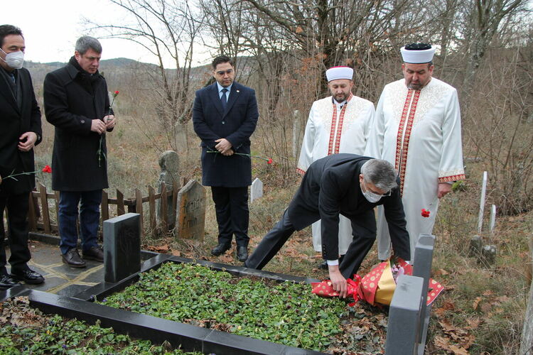 Мустафа Карадайъ се поклони на гроба на Тюркян 