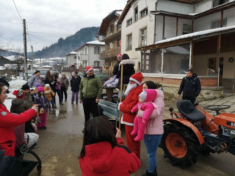Дядо Коледа дойде в Смилян с...мотокултиватор