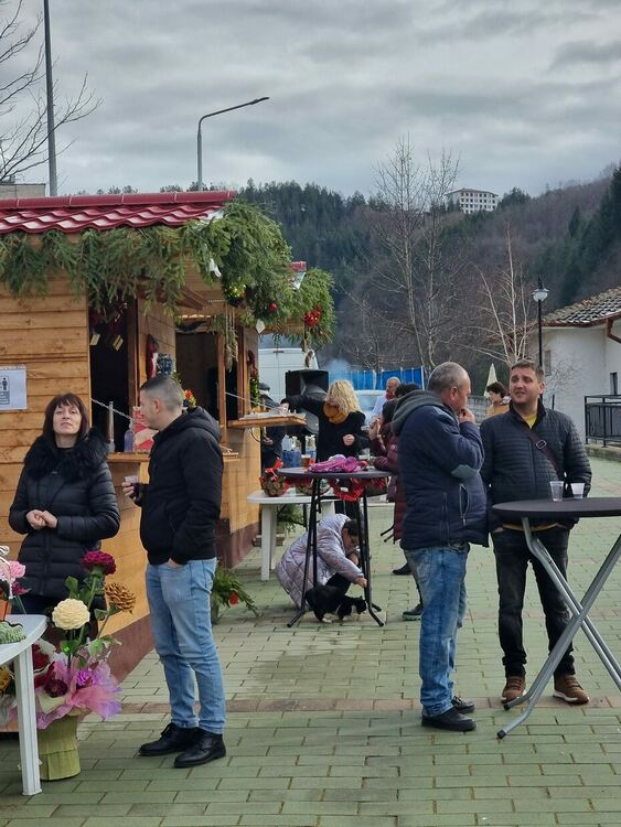 Коледният базар в Баните дни наред събира хората