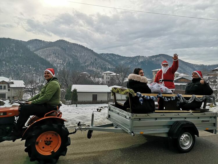 Дядо Коледа дойде в Смилян с...мотокултиватор