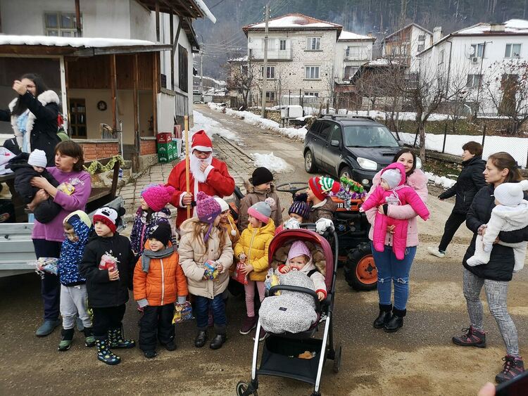 Дядо Коледа дойде в Смилян с...мотокултиватор