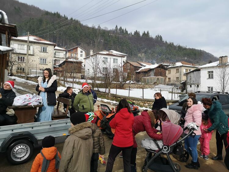Дядо Коледа дойде в Смилян с...мотокултиватор