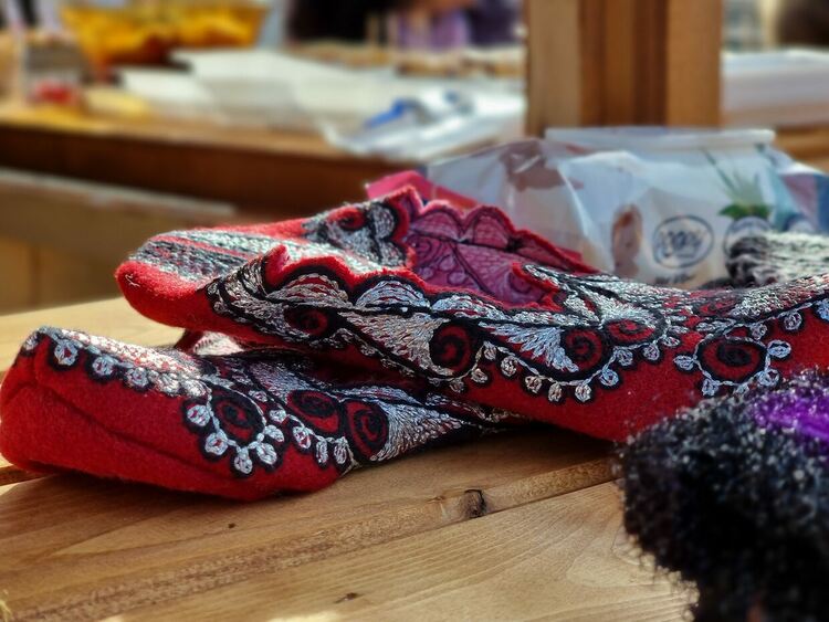 Коледният базар в Баните дни наред събира хората