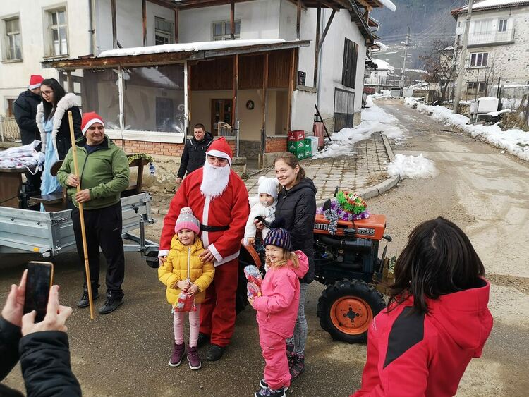 Дядо Коледа дойде в Смилян с...мотокултиватор