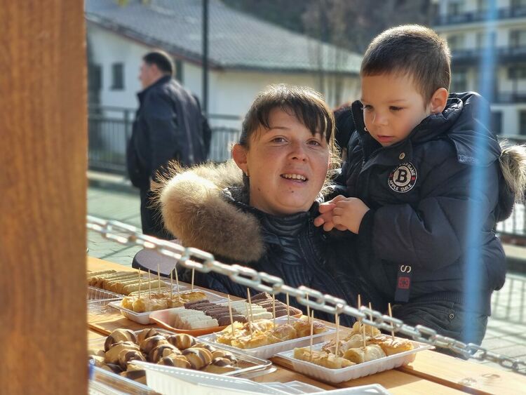 Коледният базар в Баните дни наред събира хората