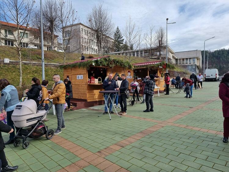 Коледният базар в Баните дни наред събира хората