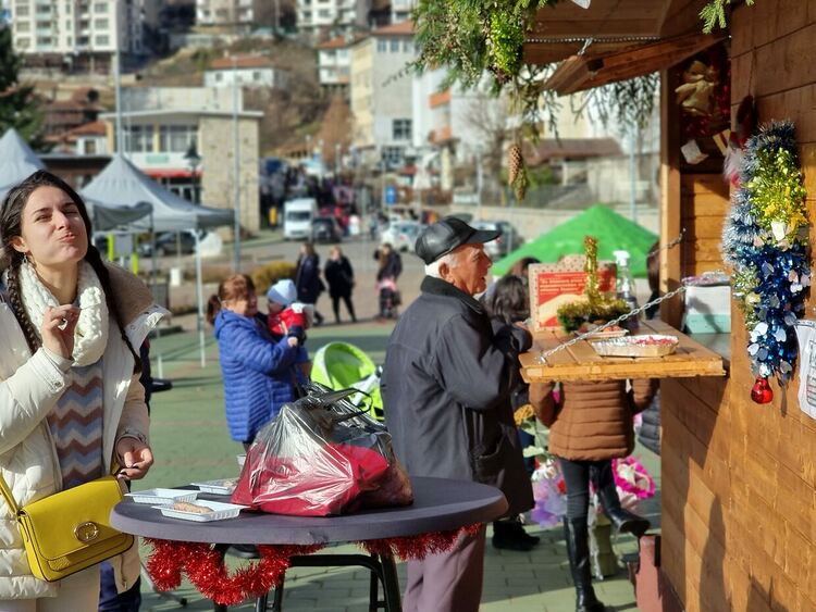Коледният базар в Баните дни наред събира хората