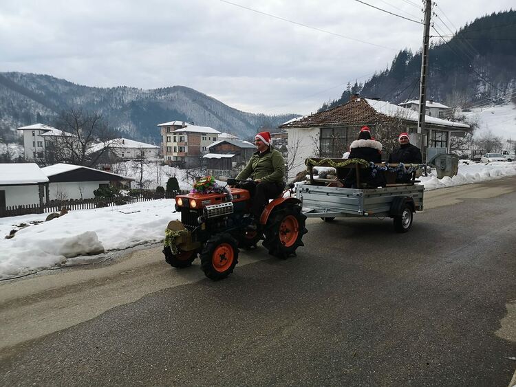 Дядо Коледа дойде в Смилян с...мотокултиватор