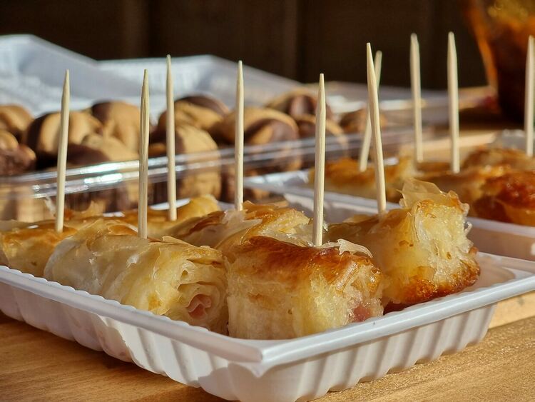 Коледният базар в Баните дни наред събира хората