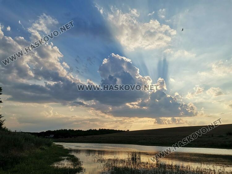 Предимно облачно във вторник, през нощта - дъжд