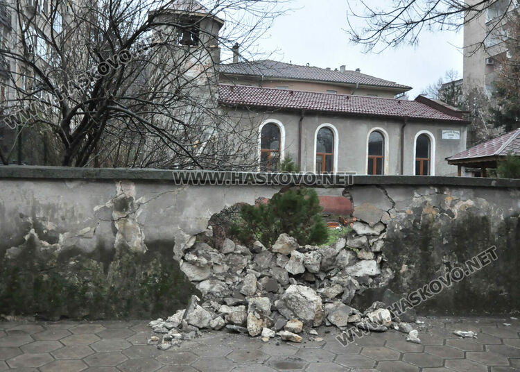 БМВ разби ограда на църква след удар в друго БМВ
