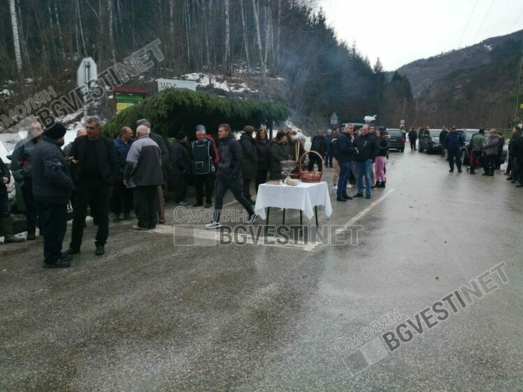 700 порции курбан раздадоха край разклона на Забърдо в памет на жертвите от автобуса на магистрала "Струма"