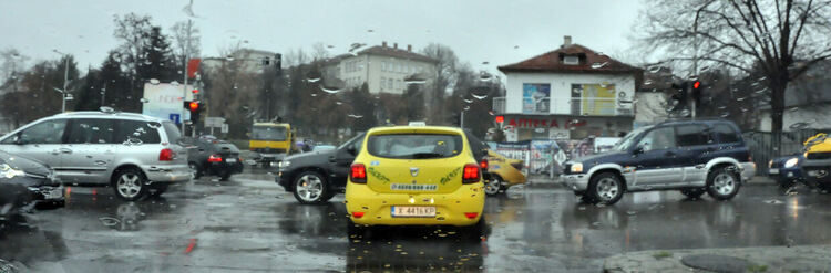 Предпразничното пазаруване и дъждът предизвикаха сериозни задръствания