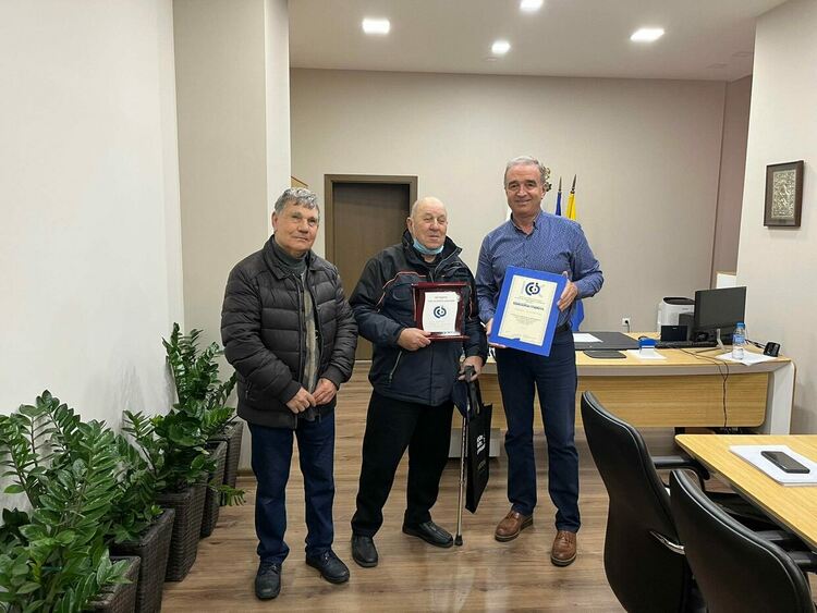 Кметът Грудев с грамота от Съюза на слепите в Асеновград 