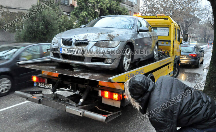 БМВ разби ограда на църква след удар в друго БМВ