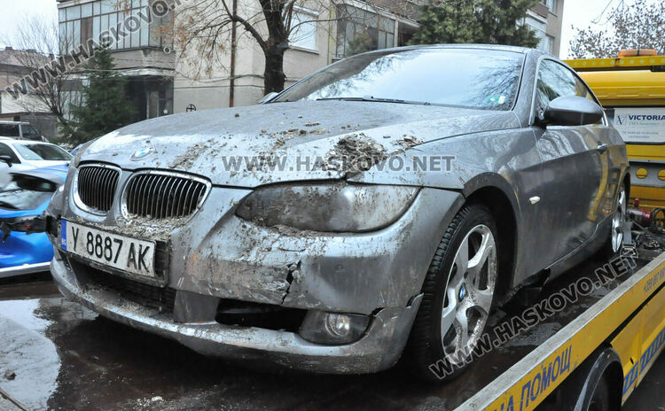 БМВ разби ограда на църква след удар в друго БМВ