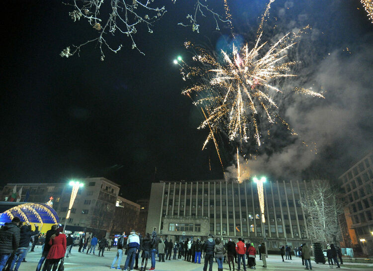 Посрещаме 2022 г.с празнична заря и новогодишно хоро на пл.“Свобода“