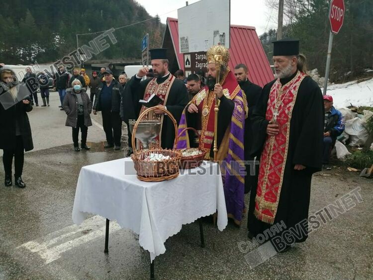 700 порции курбан раздадоха край разклона на Забърдо в памет на жертвите от автобуса на магистрала "Струма"